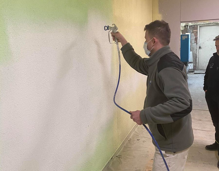 Nakładanie farby metodą natryskową na ścianę